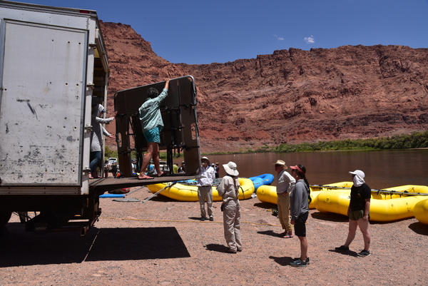 Unloading frames for the rafts